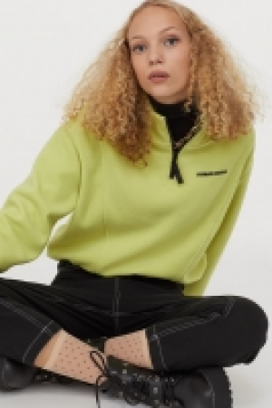 Kurzer Pullover mit Kragen CHF 9.95