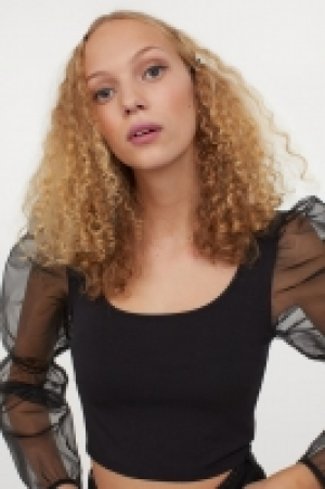 Kurzes Shirt mit Puffärmeln CHF 9.95