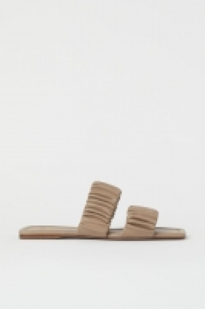 Slipper aus Lederimitat CHF 13.95
