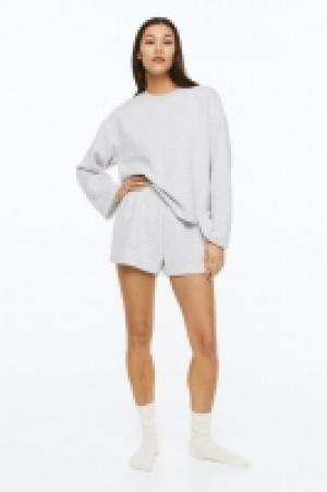 Schlafshirt und Shorts