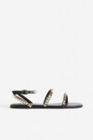 Nietenbesetzte Ledersandalen