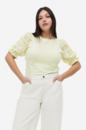 Shirt mit Broderie Anglaise CHF 17.95