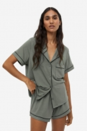 Pyjama mit Oberteil und Shorts CHF 19.95