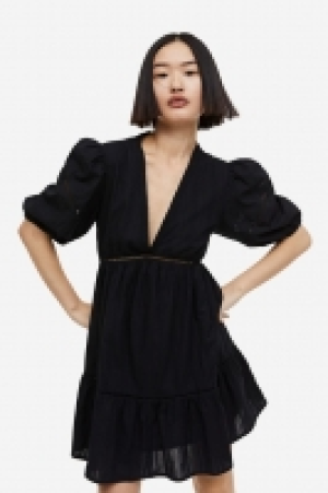 Voluminöses Kleid mit Spitzendetails CHF 9.95