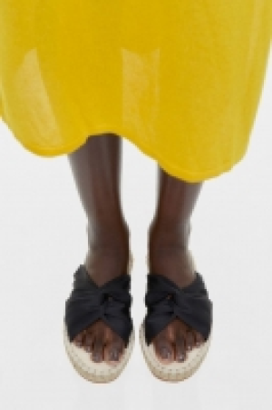 Pantoletten-Espadrilles mit Twistdetail CHF 8.95