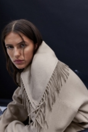 Oversized Poncho mit Fransen CHF 32.95