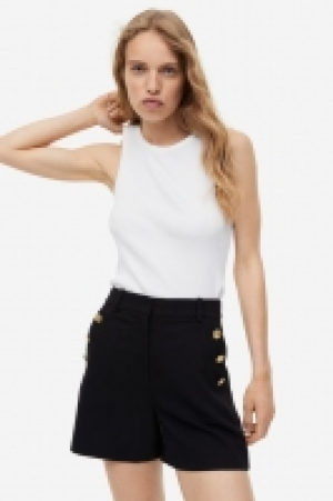 Shorts mit Zierknöpfen