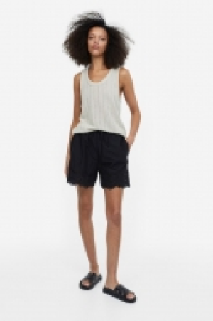 Shorts mit Stickereien