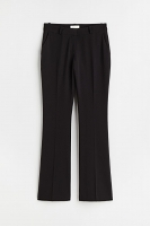 Ausgestellte Hose mit Bügelfalten