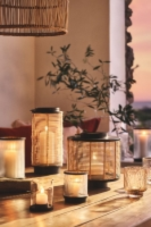 Hohes Windlicht aus Rattan