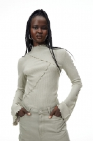 Rippstrick-Shirt mit Overlock-Detail