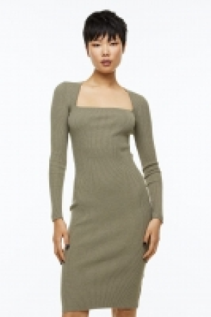 Geripptes Strickkleid