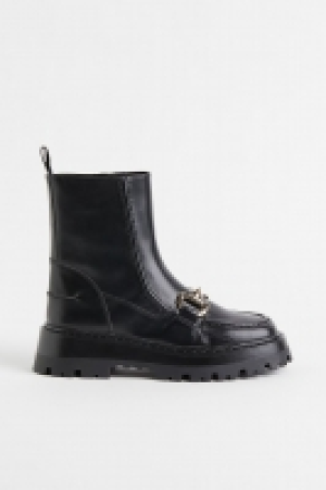 Boots mit Trensenspange