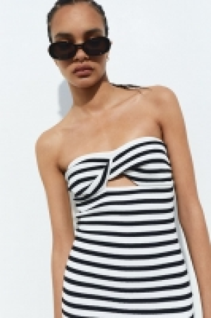 Bandeau-Kleid aus Rippstrick mit Twistdetail