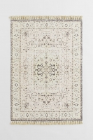 HM  Gemusterter Teppich mit Quasten