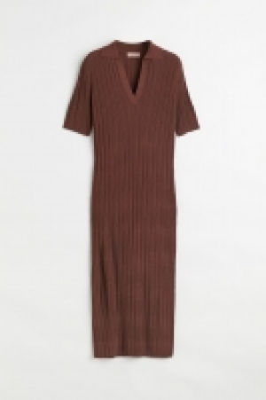 Geripptes Strickkleid mit Kragen