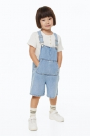 Latzshorts aus Denim