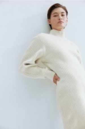 Kleid mit Turtleneck CHF 36.95