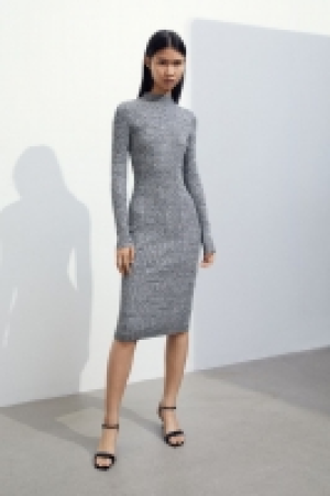 Turtleneck-Kleid in Rippstrick