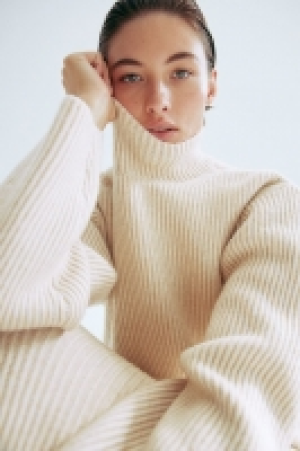 Gerippter Pullover mit Turtleneck CHF 33.95