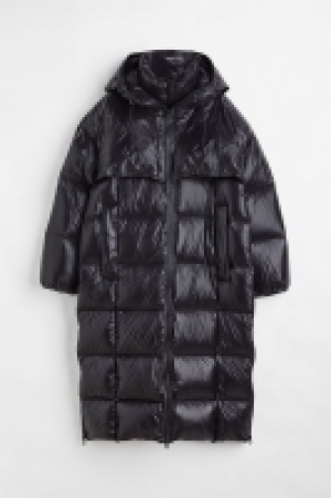 Oversized Daunenmantel mit Kapuze CHF 154.00