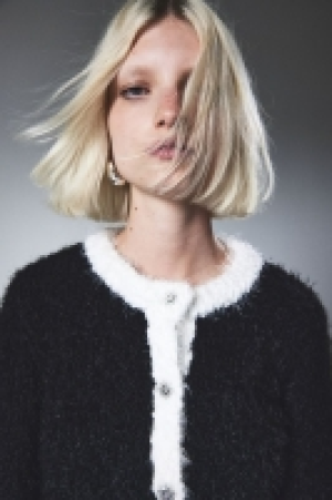 Flauschiger Cardigan mit Strassknöpfen CHF 29.95