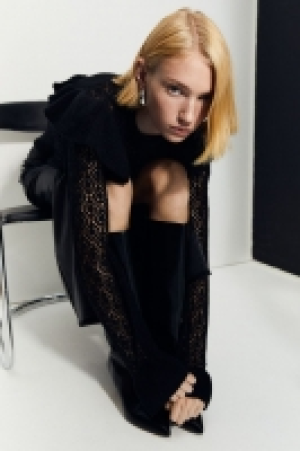 Pointellestrick-Pullover mit Volants CHF 22.95
