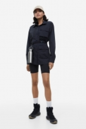 HM  Wasserabweisende Bluse mit Gürtel