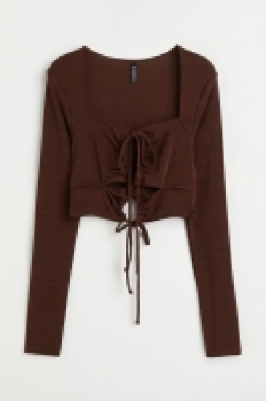 Kurzes Shirt mit Cut-out
