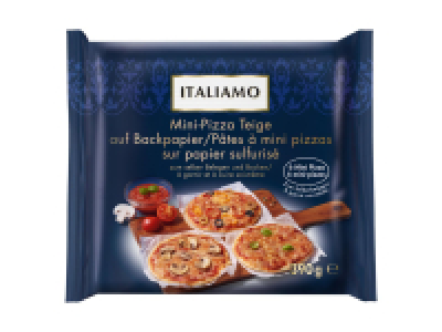 Mini-Pizza Teige auf Backpapier​