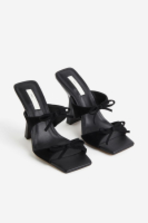 Hohe Sandaletten aus Veloursleder CHF 69.95