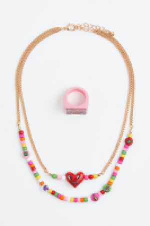 Perlenkette und Ring