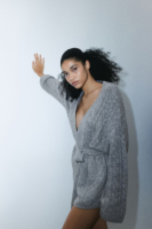 HM  Cardigan mit Zopfmuster und Bindegürtel