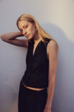 Leinengilet mit Broderie Anglaise