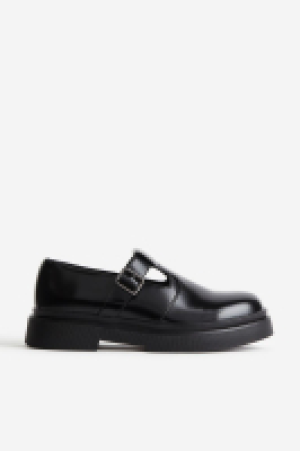 Schuhe mit Schnalle