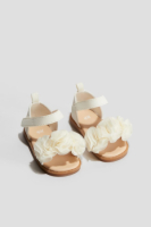 Sandalen mit Stoffblüten
